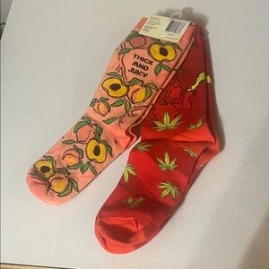 Vibrant Juicy peach and Leaf Patterned Women's Socks